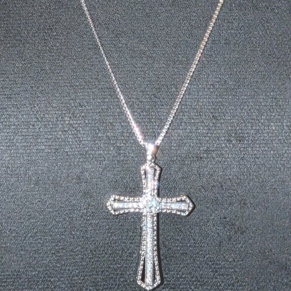 14K White Gold Plated In 1.20Ct Simulated Diamond Cross Pendant Necklace 45cm - Picture 3 of 15
